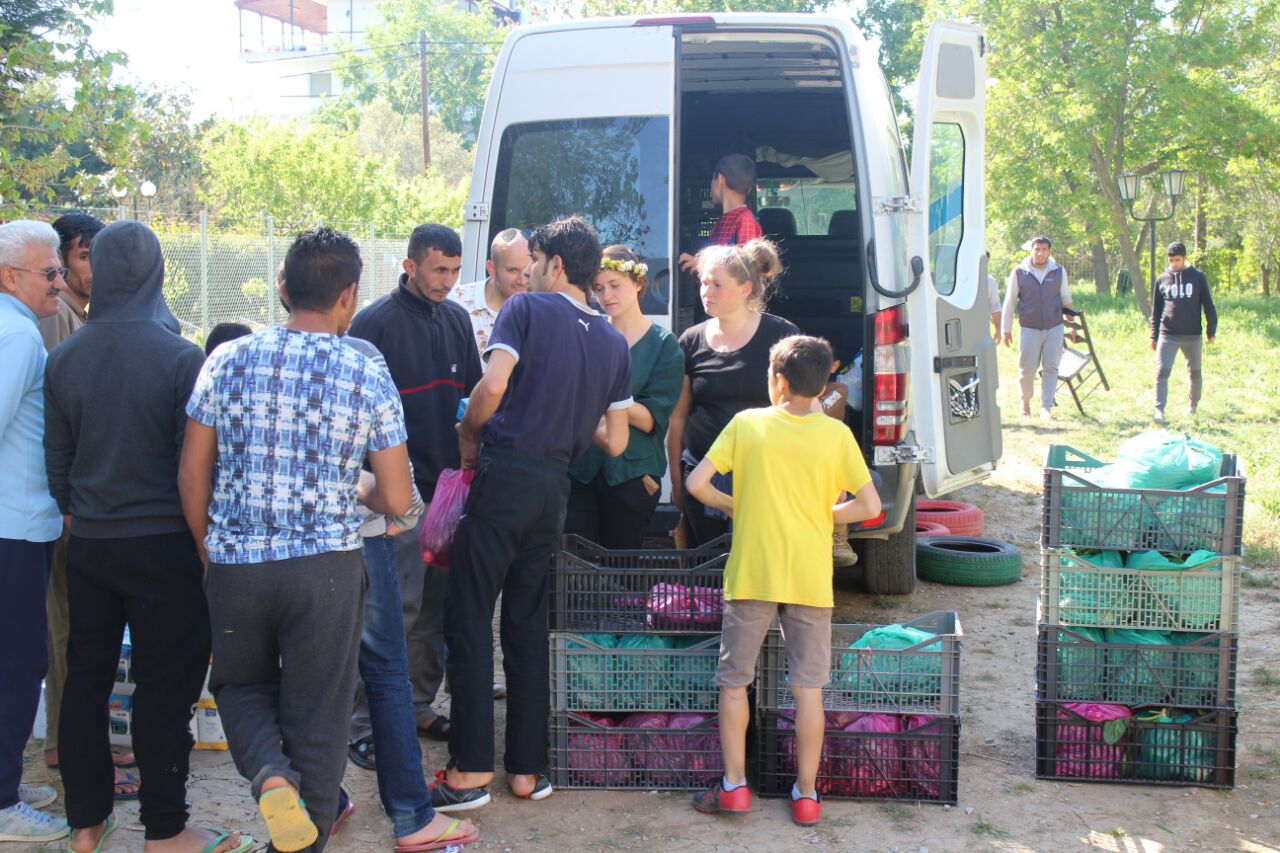 Gemüse Verteilung - aid hoc Hilfseinsatz Flüchtlingslager Griechenland